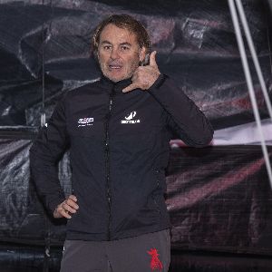 "Incroyable ! Le tenant du titre Yannick Bestaven abandonne brutalement le Vendée Globe 2024 en raison d'une avarie majeure"