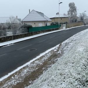 "Incroyable phénomène de neige industrielle dans le Rhône : humidité et pollution en cause"