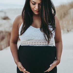 "Le cadeau terrifiant de la belle-mère à une future maman : un vidéaste pour son accouchement"