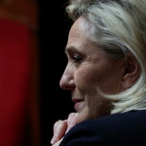 "Marine Le Pen applaudit le plan de relance pour Mayotte par François Bayrou"