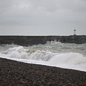 "Alerte météo : Une tempête perturbe les festivités du Nouvel An en Europe"