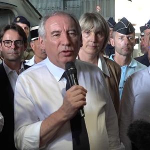 Bayrou lance une offensive contre l'immigration à Mayotte et promet des reconduites