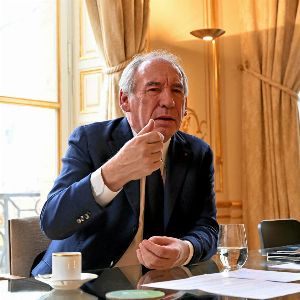 "François Bayrou, le magicien des prophéties politiques"