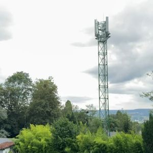 "Incendie criminel prive 800.000 personnes de télévision : retour à l'antenne après réparation en urgence"