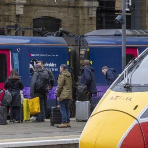 "Incroyable : à 7 ans, il a visité toutes les villes anglaises en train en un an !"