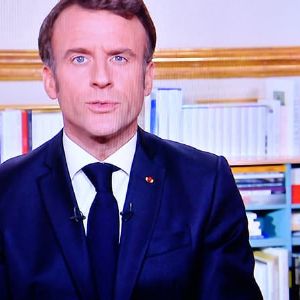 "Incroyable ! Macron dévoile ses vœux surprise pour 2025 en direct à 20h !"