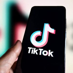 Quel influenceur relèvera le défi des 12 raisins du Nouvel An sur TikTok ?