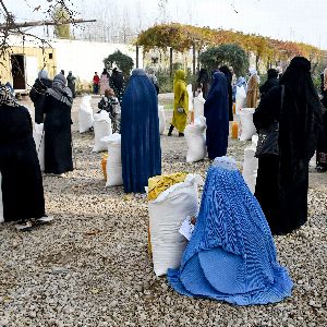 "Scandale en Afghanistan : les talibans interdisent aux femmes de travailler dans les ONG, l'ONU intervient"