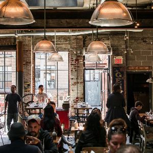 "Un vol de pourboires dans un restaurant se transforme en opportunité grâce à un chapeau de cowboy"