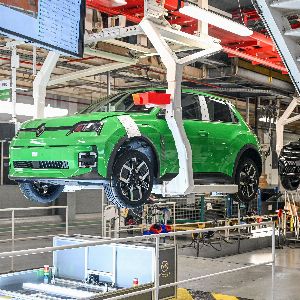 "2025 : l'industrie automobile face à un bouleversement électrique majeur"