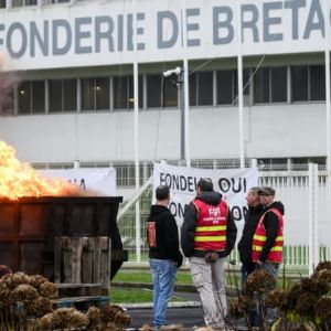 "Alerte ! Syndicats de la Fonderie de Bretagne en appel à Macron pour sauver leur usine"