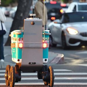 "Choc entre un robot-taxi Waymo et un robot-livreur Serve Robotics à Los Angeles"