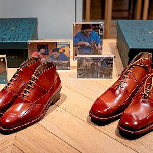 Des Français découvrent l'artisanat de la chaussure à Tokyo