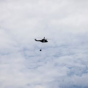 Des tonnes de vivres larguées par hélicoptère pour les sinistrés du cyclone Chido à Mayotte