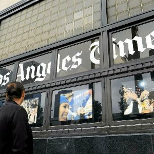 "IA révolutionnaire : le chef du Los Angeles Times introduit une intelligence artificielle pour contrôler la neutralité des journalistes"