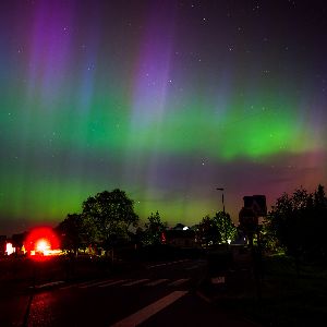 "Incroyable ! Des aurores boréales illuminent le ciel de France durant la nuit"