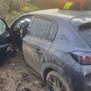 "Incroyable : secouru après 3 jours bloqué dans sa voiture embourbée !"