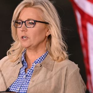 "Joe Biden honore Liz Cheney, adversaire de Trump, avec une prestigieuse décoration"