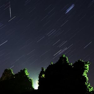 "Ne manquez pas la pluie d'étoiles filantes des Quadrantides 2025 ce jeudi soir !"