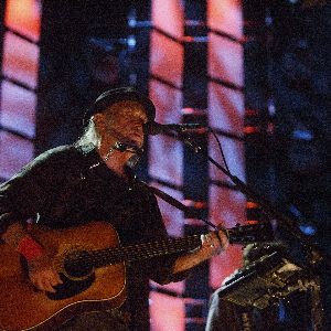 Neil Young boude Glastonbury à cause de la BBC : scandale en vue !