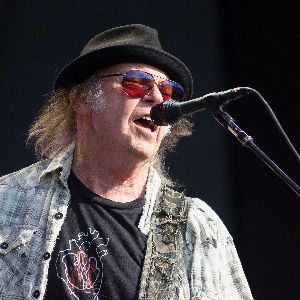 "Neil Young boude Glastonbury à cause de la BBC"