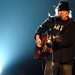 Neil Young quitte le festival de Glastonbury pour des raisons controversées