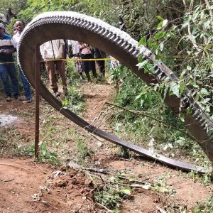 "Un mystérieux anneau métallique tombe du ciel près d'un village au Kenya, une enquête ouverte"