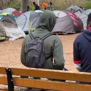 "Urgence humanitaire à Lyon : jeunes du square du Béguin réclament l'aide d'un collectif"