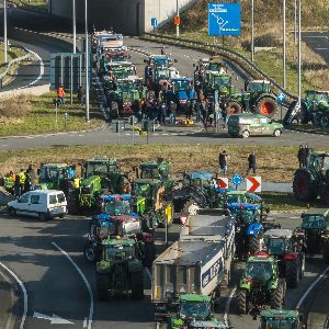 "Alerte : des agriculteurs prêts à bloquer Paris en l'absence de réponse de François Bayrou"