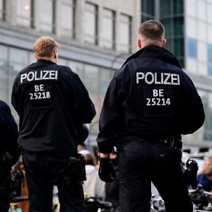 "Alerte ! Explosion devant un commissariat à Berlin : deux policiers blessés"