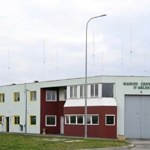 "Alerte ! Médecin libéré lors d'une prise d'otage à la prison d'Arles, quatre personnes retenues"