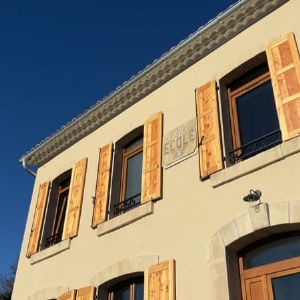 "Découvrez la transformation incroyable de l'ancienne école de Sigottier en logements écologiques grâce à la mairie"