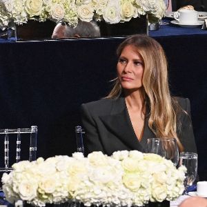 Découvrez le prix de la robe Versace sexy portée par Melania Trump pour le Nouvel An