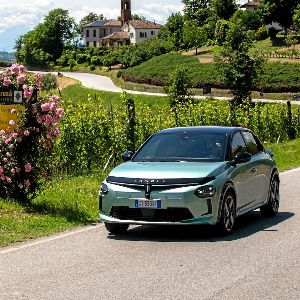 "Découvrez le retour de Lancia en France avec la nouvelle Ypsilon premium électrique et hybride"