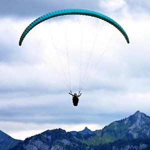 "Incroyable accident en parapente : une vacancière heurte violemment un poteau de téléski"