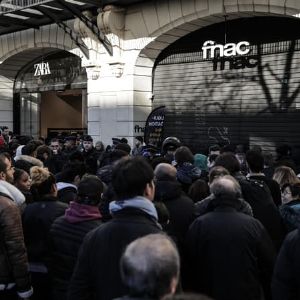 "Incroyable : La Fnac des Champs-Élysées submergée par la foule lors de sa liquidation des stocks !"