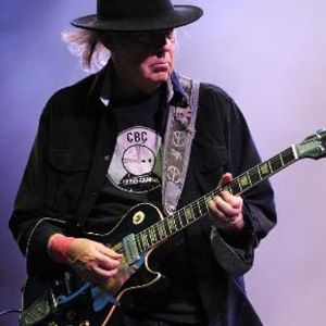 "Incroyable retournement : Neil Young chantera finalement à Glastonbury malgré ses critiques"