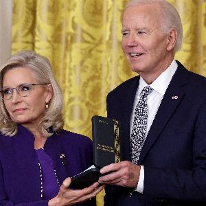 "Joe Biden honore Liz Cheney, critique acerbe de Trump, en plein bras de fer politique"