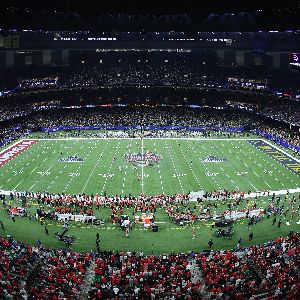 "Joe Biden rend hommage à La Nouvelle-Orléans lors du « Sugar Bowl » : émotion et solidarité"