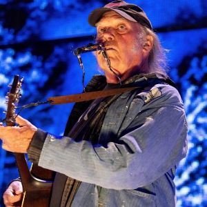 "Neil Young fait volte-face et accepte de jouer à Glastonbury malgré une « erreur »"