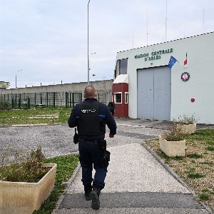 "Prise d'otages à Arles : cinq personnes retenues par un détenu, dernières informations"