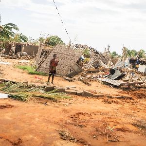 "Révélations choquantes : bilan dramatique après le passage du cyclone Chido au Mozambique, la crise politique s'intensifie"