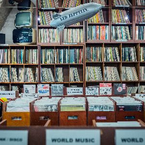 "Révolution du marché musical : au défi des vinyles, le déclin des CD"