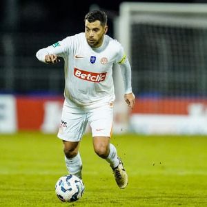 "Sanction inattendue pour Savanier : quel avenir pour le capitaine de Montpellier face à Lyon ?"