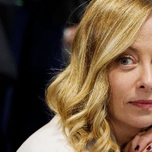 "Scandale politique en Italie : Giorgia Meloni refuse de lâcher la flamme du parti Fratelli d’Italia, malgré ses liens avec le fascisme"