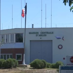 "Urgent : Prise d'otages à la prison d'Arles, personnel retenu par un détenu armé"