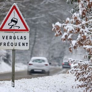 "ALERTE : Neige et verglas frappent 16 départements du nord-est"