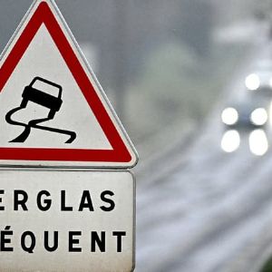 "Alerte neige-verglas : trafic paralysé sur autoroutes suite à des accidents"