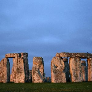 "Découvrez le spectaculaire Stonehenge gelé au lever de soleil en images"