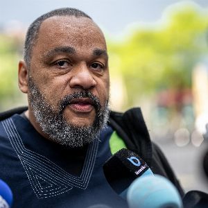 "Dieudonné défie l'interdiction pour son spectacle "Vendredi 13" à Paris"